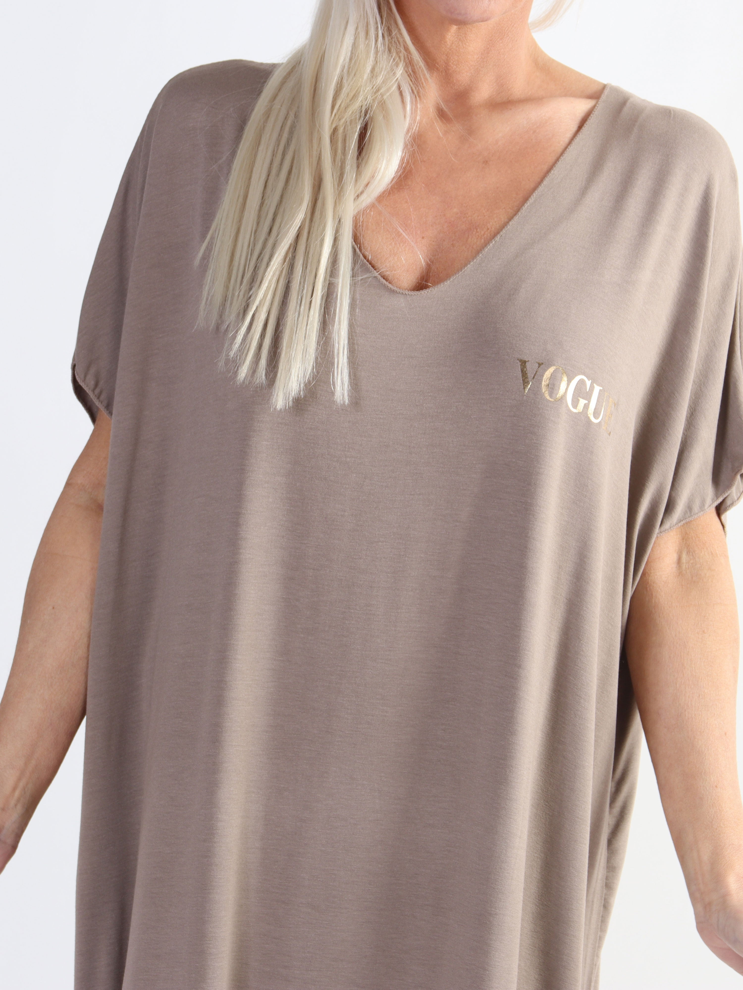 Ellen - T-shirtklänning i viskos med guldtryck i plusstorlek